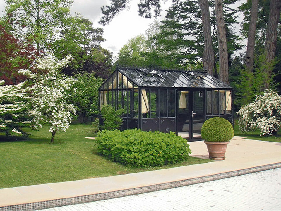 Janssens Retro Victorian VI34 in Black with decorative panels at the bottom in a garden