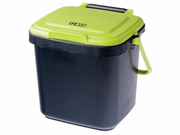 Maze Kitchen Caddie Compost Bin 1.85 gal with closed lid and white background
