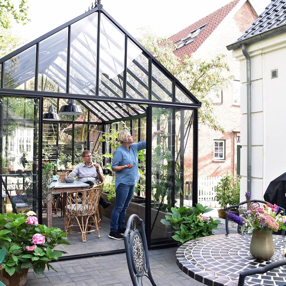 Tall Janssens greenhouse with narrow glass sections