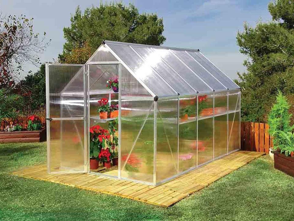do greenhouses keep plants warm in winter