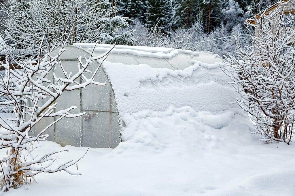 how does a greenhouse work in the winter