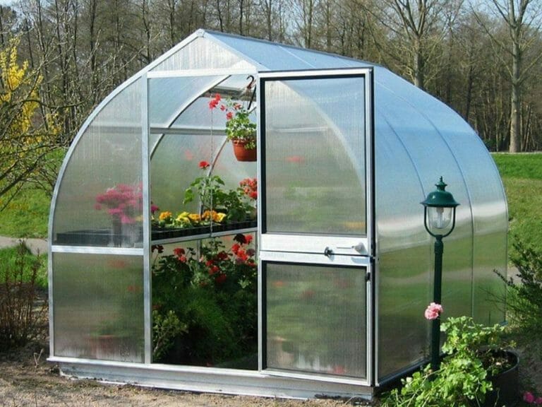 how warm will a greenhouse stay in winter