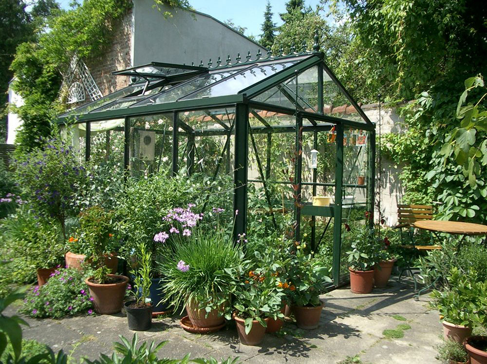 Exaco Janssens Royal Victorian VI23 Greenhouse in a garden