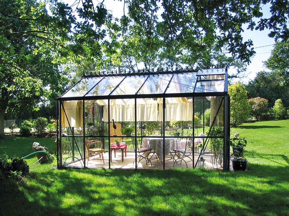 Side view of a Exaco Janssens Royal Victorian VI34 Greenhouse