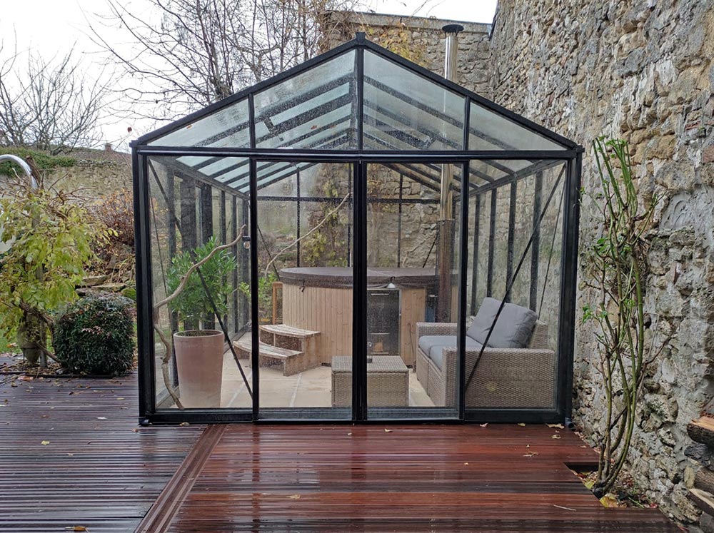 Exaco Janssens Royal Victorian VI34 Greenhouse with a hot tub inside