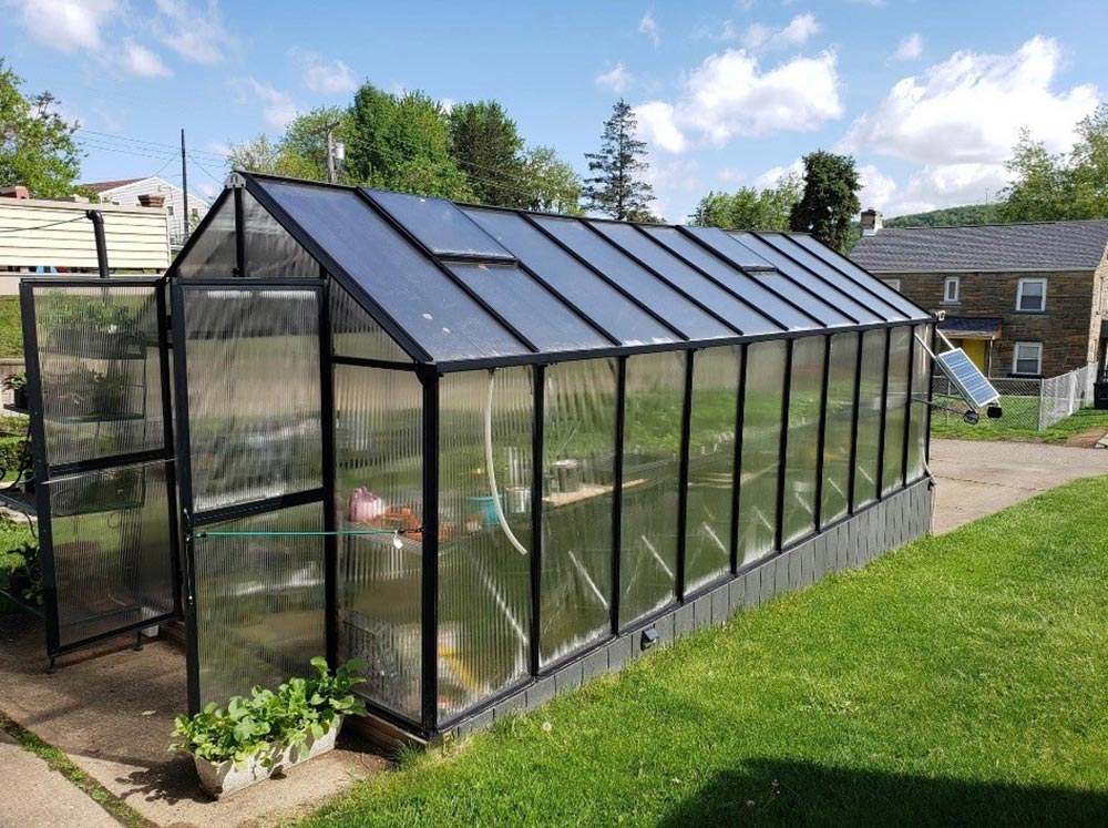 Side view of a Riverstone MONT Greenhouse Premium